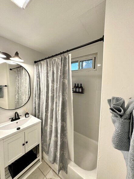 Building Photo - 48 Maple Ave