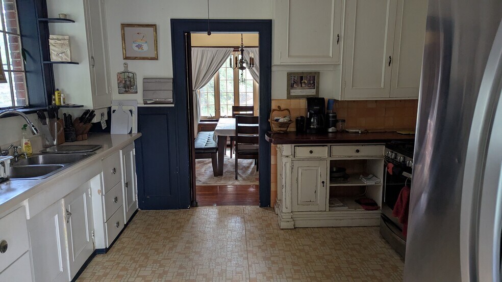 Building Photo - 78 Roe Ave