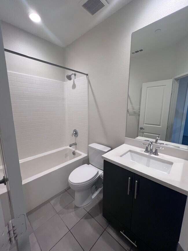Building Photo - Gorgeous Like-New 4BD/3.5BA Oceanside Townhome! Bright & Airy Open Floor Plan, Stainless Applianc...