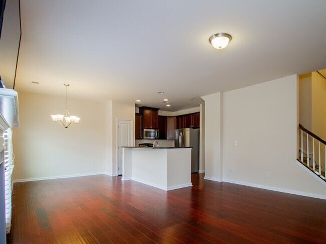 Building Photo - Minutes from Uptown!