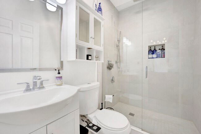 Building Photo - 870 N Milwaukee Ave