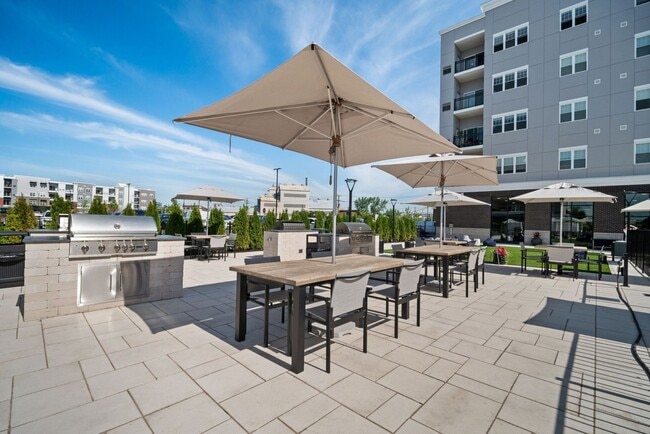 Building Photo - 999 W Fort Lee Rd