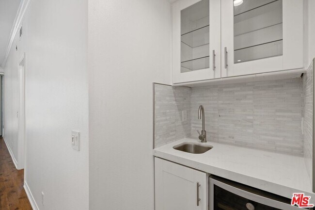 Building Photo - 2031 S Bentley Ave