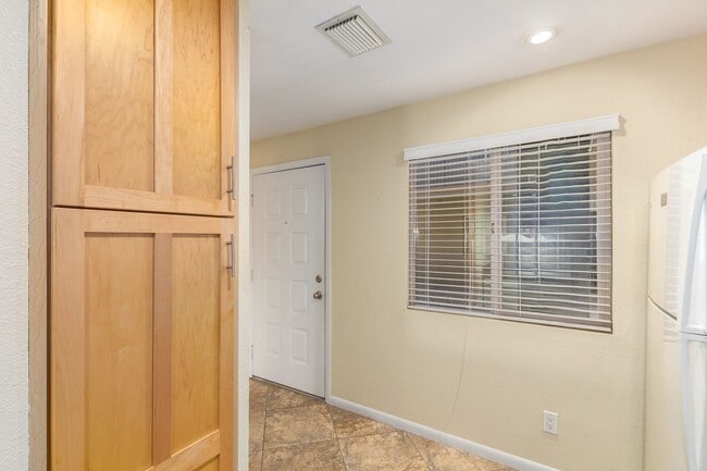 Building Photo - Remodeled 2-Bedroom, 2-Bath Condo in Prime Scottsdale Location