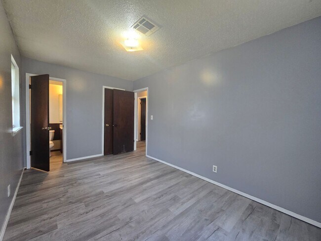 Building Photo - 3 Bedroom 1.5 Bath and 2 Garage home in Shawnee!