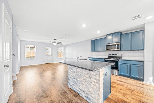 Building Photo - Spacious 5 Bed, 3.5 Bath Home | Game Room, Corner Lot & Near Lackland AFB