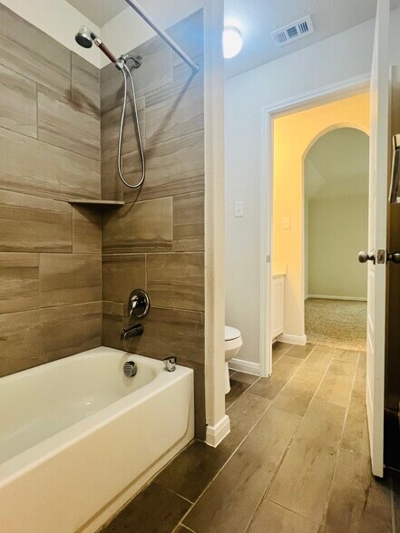 Bedroom 2 and 3 shared bathroom - 603 Hirsch Trl