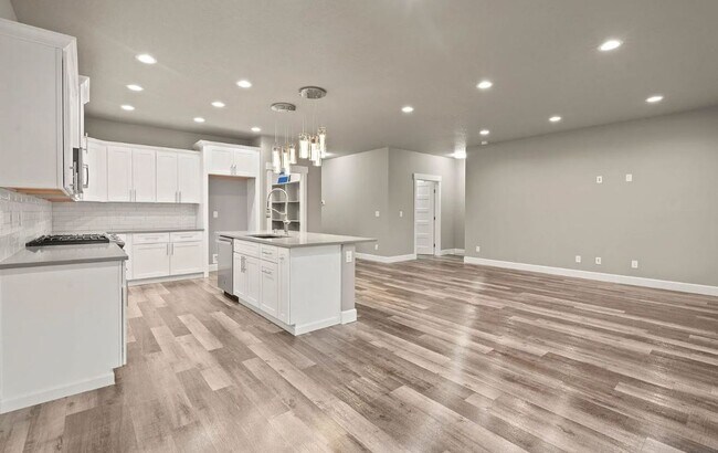 Building Photo - Discover Luxury at Every Turn!