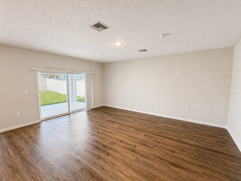 Building Photo - 1305 Current Pl