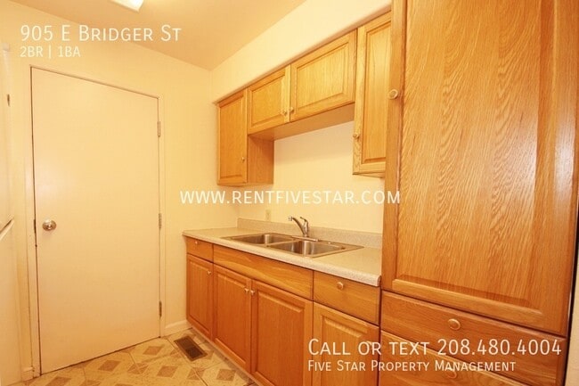 Building Photo - 905 E Bridger St