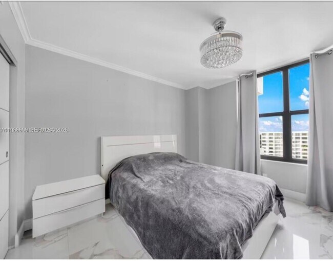 Building Photo - 2500 Parkview Dr