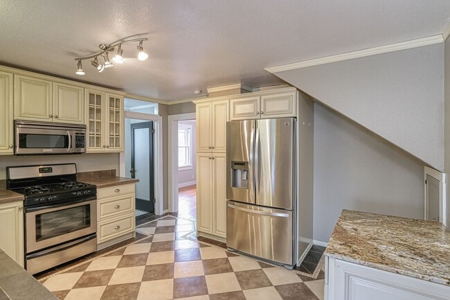 Building Photo - Charming 2 Bedroom, 1 Bathroom Chalet.