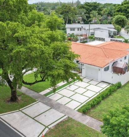 Building Photo - 1040 N Royal Poinciana Blvd
