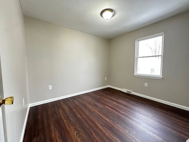 Building Photo - 6 Maple St