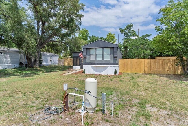 Building Photo - 33514 Luana Ct