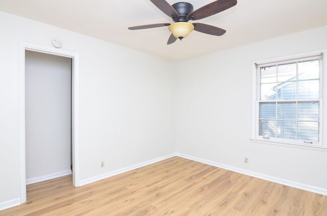 Building Photo - Quaint Charlotte Park Home