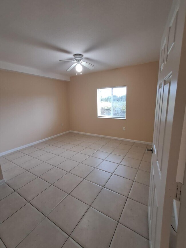 Building Photo - 1157 Golden Lakes Blvd