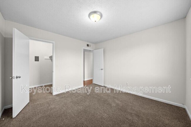 Building Photo - 225 Clara Dr