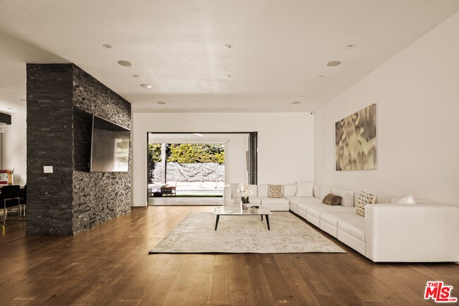 Building Photo - 5062 Woodley Ave
