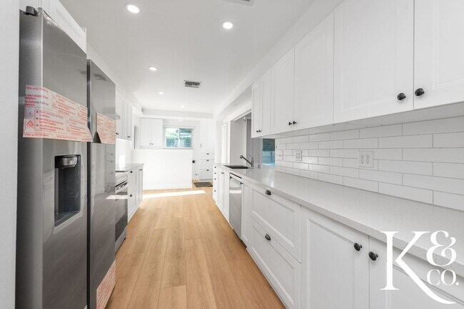 Building Photo - Charming 3-Bedroom Home with Pool in Prime...