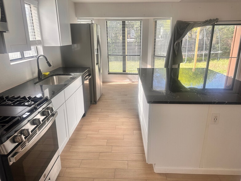 Building Photo - Room in House on Southwest Dr