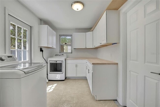 Building Photo - 8424 Stillbrook Ave