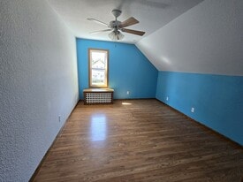Building Photo - 422 W 17th Ave
