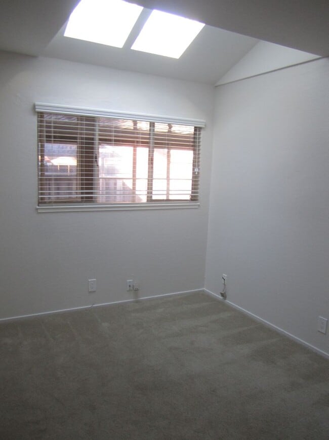 Building Photo - SPACIOUS 3BED, 2 BATH IN EXCELLENT SANTA C...