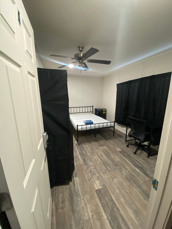 Building Photo - 325 Robin Ln