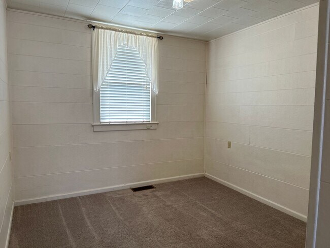 Building Photo - Studio Plus Apt