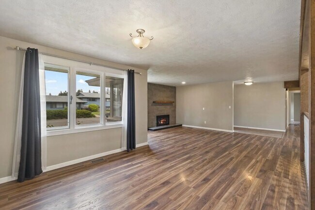 Building Photo - Beautiful 5-Bedroom Home in Mead School Di...