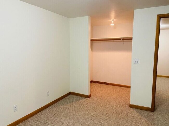 Building Photo - 4 Bedroom, 3 Bath Ranch Style Home with 2 ...