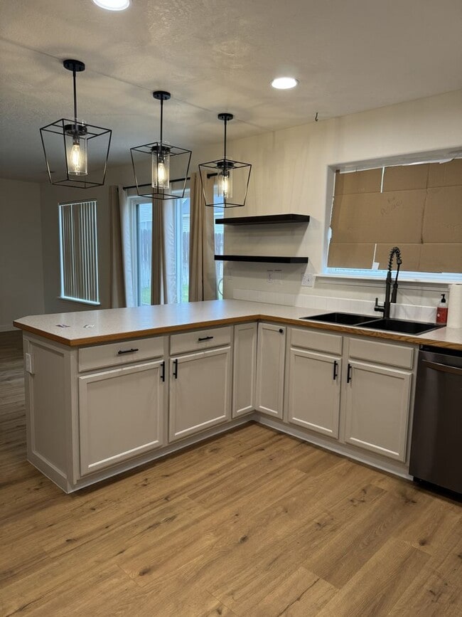 Building Photo - HARD TO FIND 4 BEDROOM