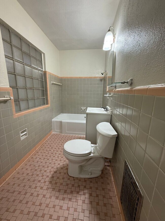 Building Photo - Classic 1-Bedroom, 1-Bath Apartment in Pri...