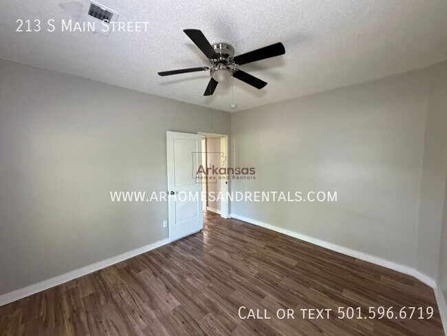 Building Photo - 213 S Main St