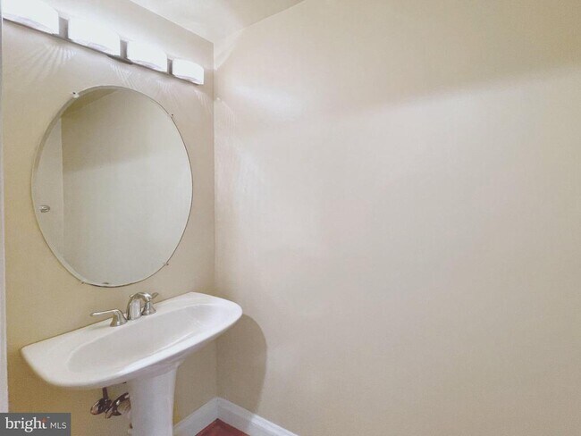 Building Photo - 1555 N Colonial Terrace