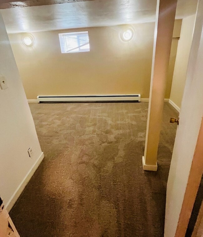 Building Photo - 4 bedroom 2 bathroom house (2 bedrooms non...