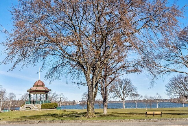 Building Photo - 272 Albion St