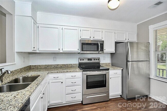 Building Photo - 8203 Golf Ridge Dr