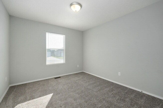 Building Photo - Modern 3 Bed / 2 Bath Home