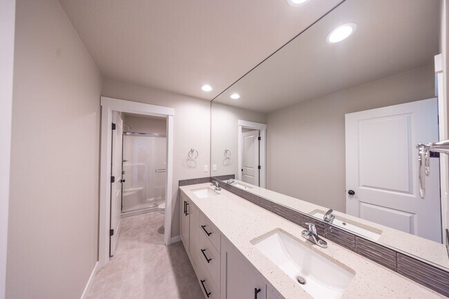 Building Photo - Brand New! - 3 Bedroom Townhome in Vancouver WA