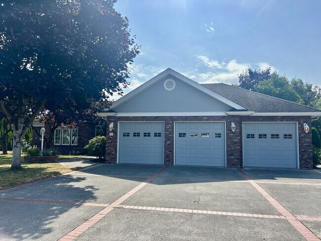 Building Photo - 560 E Maberry Dr