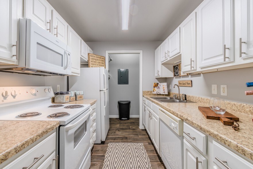 Landings of Carrier Parkway Apartments 915 Desco Ln Grand Prairie TX 75051 Apartment Finder