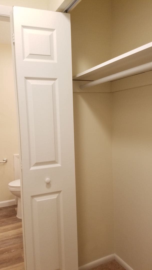 Building Photo - Renovated townhouse in established Frederi...