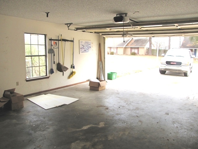 Building Photo - 3BR/2BA Between Old Jefferson and Airline ...