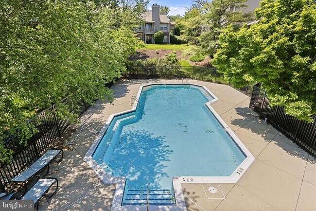 Building Photo - 1725 Ascot Way
