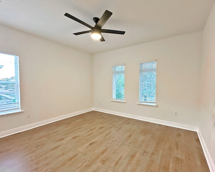 Additional angle of second bedroom with ample space for furniture or space for an office. - 1736 W Walnut St