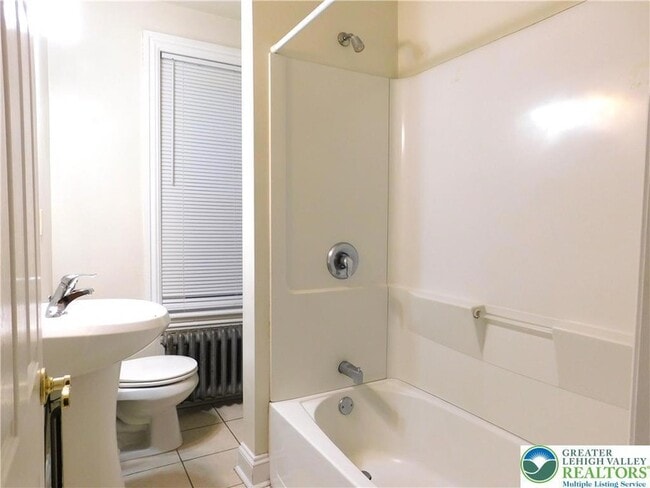 Building Photo - 826 Main St