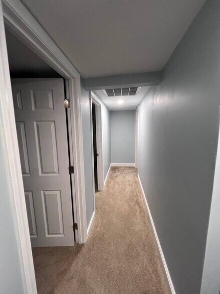 2nd Fl - Hallway - 48 Aberdeen Rd
