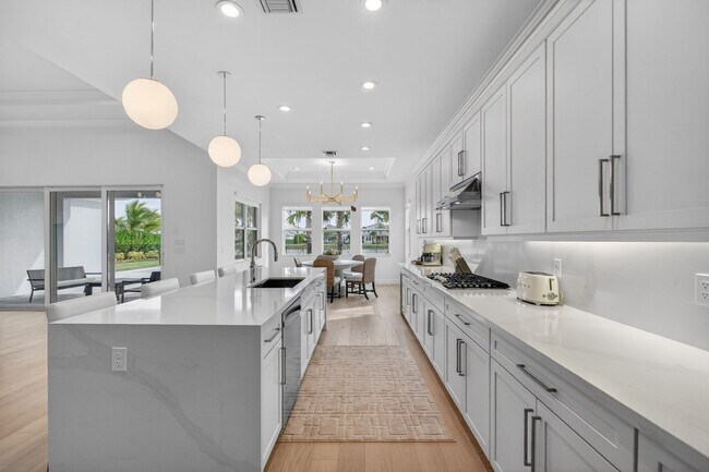Building Photo - 9249 Crestview Cir